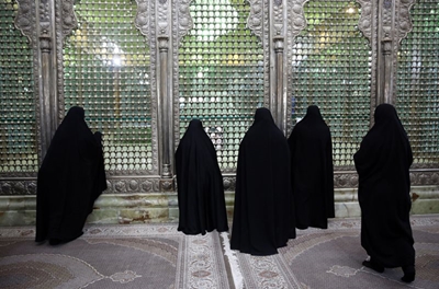 Iran women fight violation of their rights