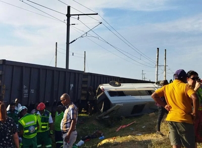 Driver killed, 3 children injured as taxi and train crash 