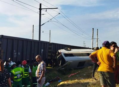 Driver killed, 3 children injured as taxi and train crash 