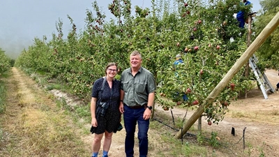 Media mingle with apple farmers 