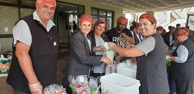 Mediclinic packs 13 000 meals for the hungry