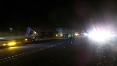 Truck overturns on R328