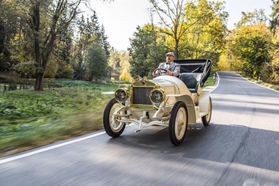 Škoda restores 110-year-old car