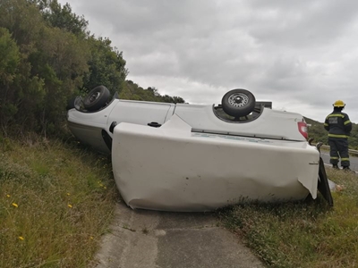 Voertuig rol op N2, geen beserings