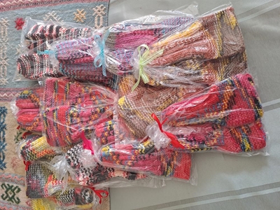 Vroue by woonkompleks bewys liefde in aksie met skenkings