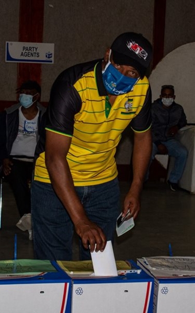 Knysna mayor casts his vote