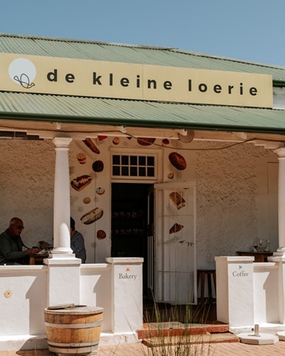 Stem vir De Kleine Loerie – jou gunsteling-bakkery met ’n uitsig! 