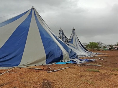 Noue ontkoming toe wind tent laat instort