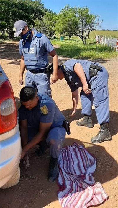 Polisielede help bejaardes