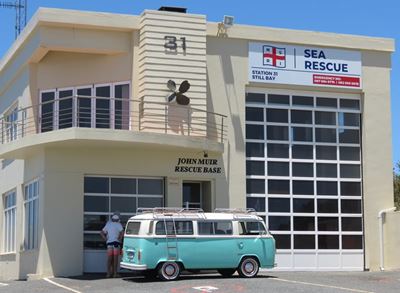 NSRI tot omgeslane rubberboot se redding 