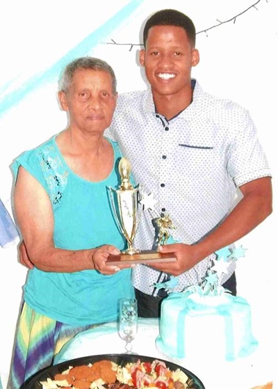 22-jarige steek ouma en ma met mes