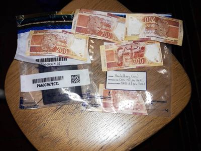 Twee vas vir vervalste note