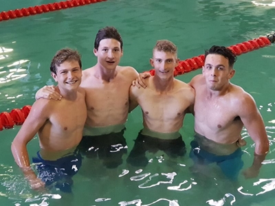 Leerders swem dat die water spat