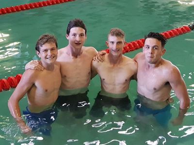 Leerders swem dat die water spat