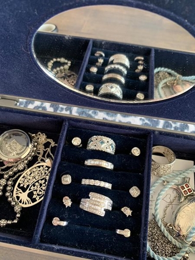 Valuable jewellery stolen