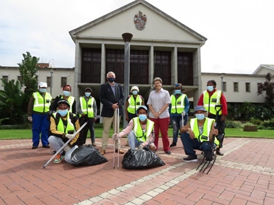 Mayor and MM of George meet with some of the Epwp workers that started the Ward Based cleaning project
