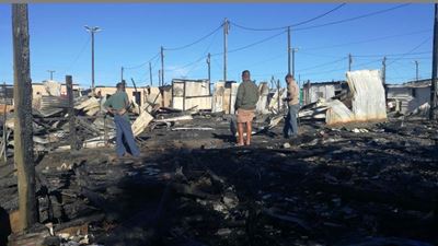 1 dood, 34 dakloos na verwoestende brand 