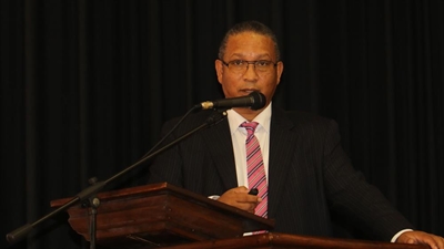Minister loof 'ruggraat van landbou'