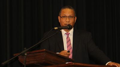 Minister loof 'ruggraat van landbou'