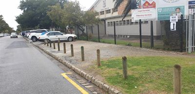 Ouers ontevrede oor paaltjies op sypaadjie