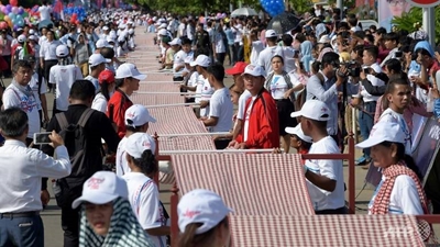 Cambodia earns Guinness Record for longest woven scarf
