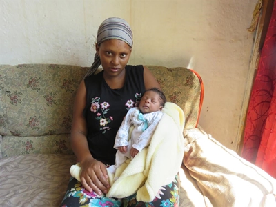 Mother gives birth alone in dark