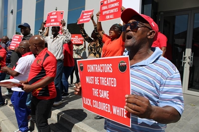 Nehawu pickets during lunch time