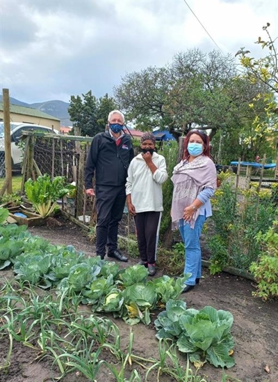 Johanna meets the mayor in her food garden