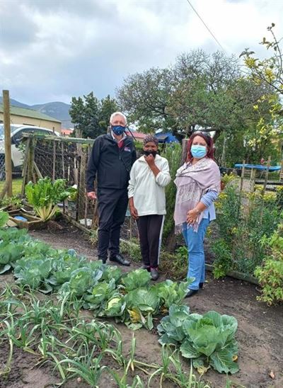 Johanna meets the mayor in her food garden