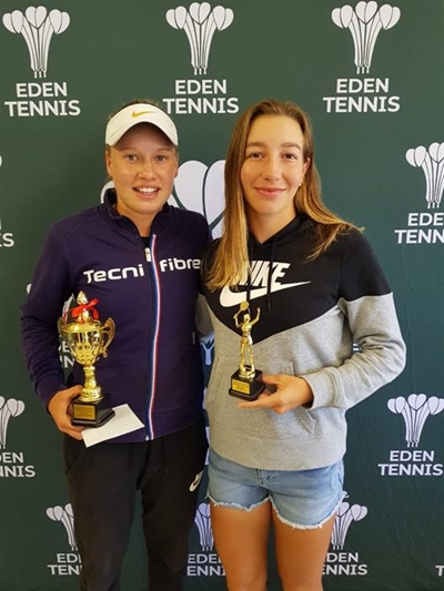 Meesters van die tennisbaan hang uit
