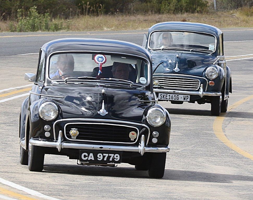 Veteraan motors van Ou Motorskou rol verby Riversdal