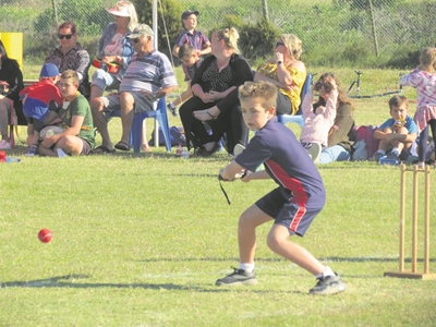 Bertie Barnard hou mini-kriekettoernooi