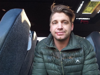 Man lig beseer toe bakkie rol