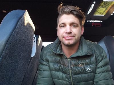 Man lig beseer toe bakkie rol