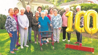 Knysna-vrou vier 'n eeu van liefde en geloof