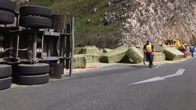 Truck topples over in pass