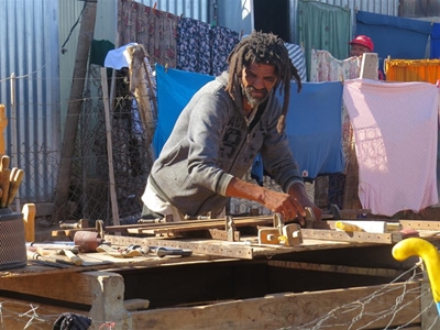 Straatmeubelmaker se passie vir hout