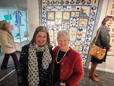 'n Fees van kwiltwerk op uitstalling