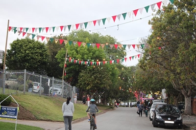 Kersgees in die glans van Oewerstraat