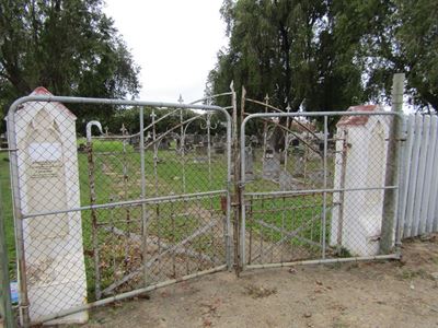 George Erfenistrust ongelukkig oor heining en hekke