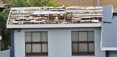 Huis se dak waai af en Rampbestuur waarsku oor stormsee 