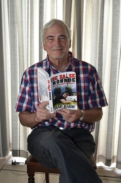 George-skrywer toer met De Zalze-boek