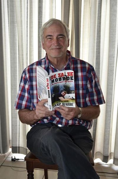 George-skrywer toer met De Zalze-boek