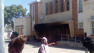 Inwoners steek Middelburg munisipale-gebou aan die brand