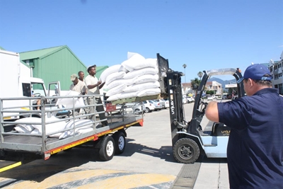Georgiete skenk voer vir Rietbron-boere