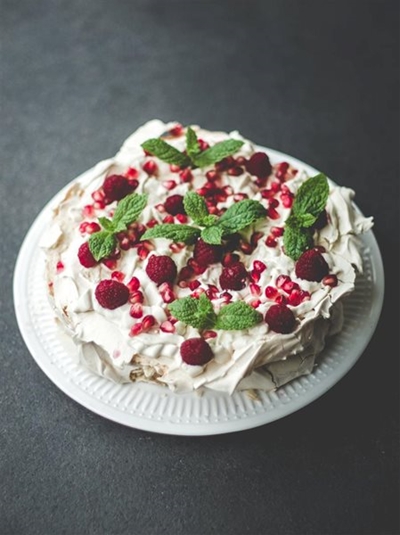 Sunday tasty treat: Strawberry pavlova cake