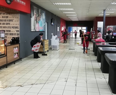 Swaar reën tref supermark