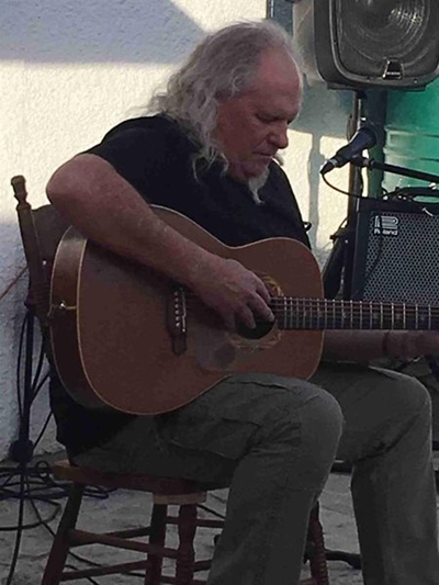 Guitar maestro dazzles local audience