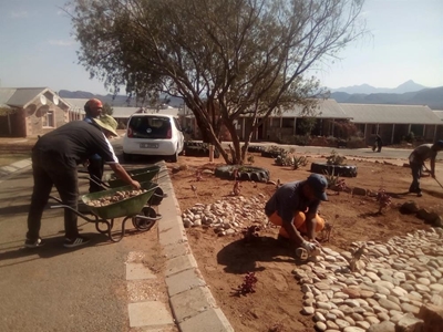 Jong mense nie skaam vir harde werk