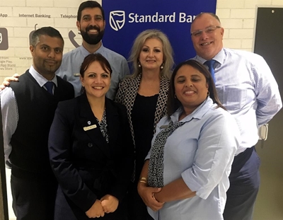 Bank bied jolige kuier vir sakelui